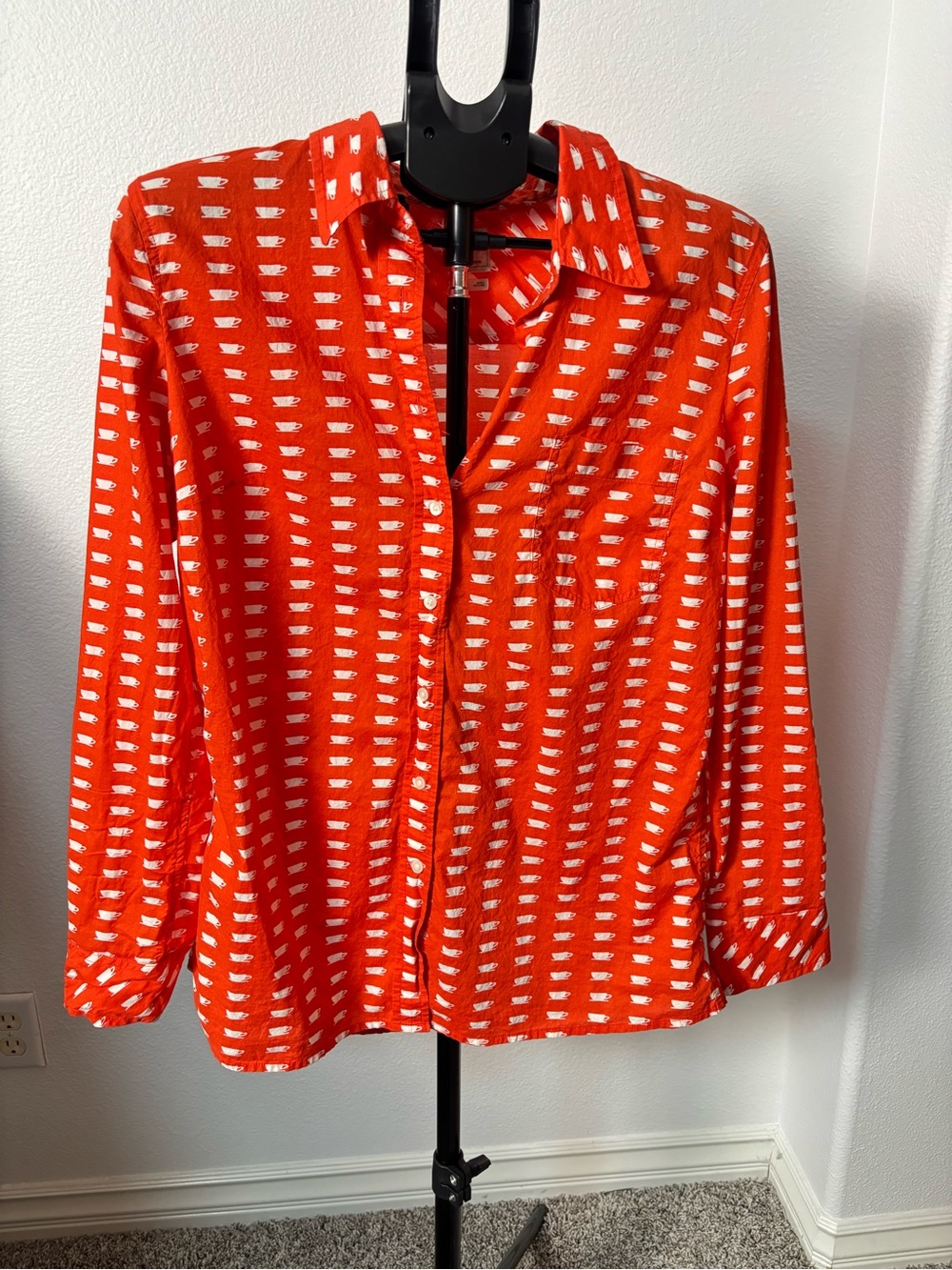 Gap fitted boyfriend shirt women’s Large red coffee cup print